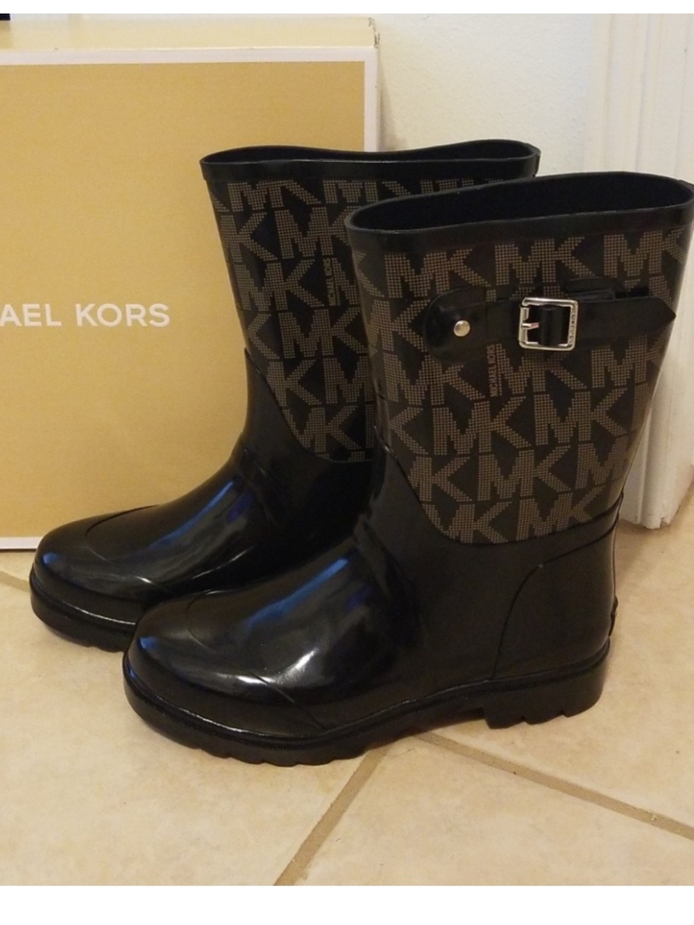 Michael kors rain boots with buckel